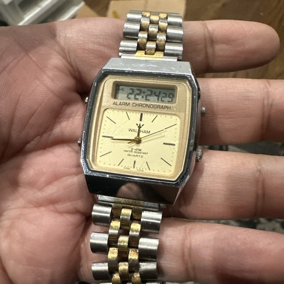 Vintage WALTHAM Alarm Chrono Quartz Analog Digital Works But Analog Need Repair - Picture 2 of 7